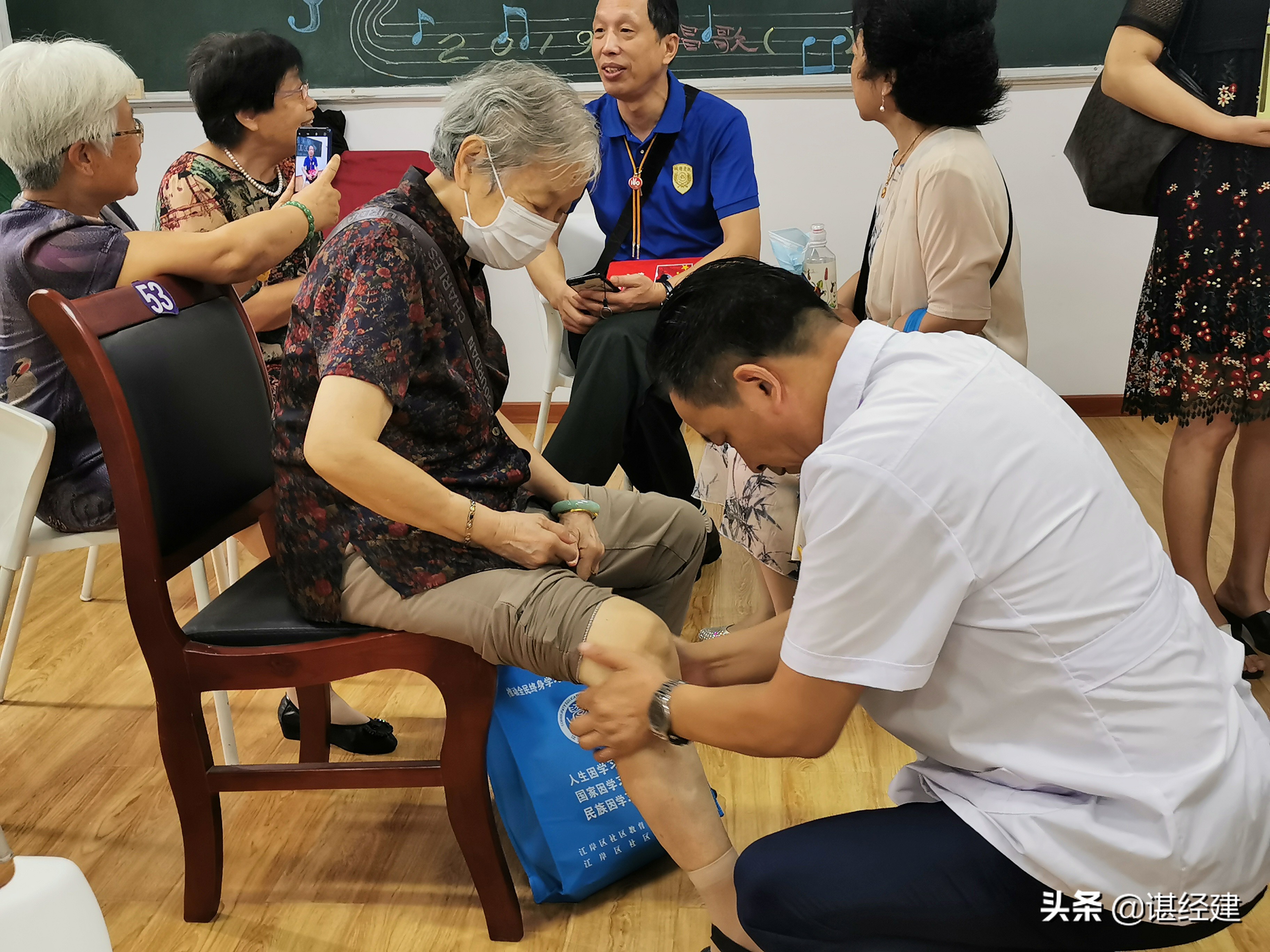 武汉好人圈助力“疫后重振”中医药文化进社区，为离退休教师宣讲