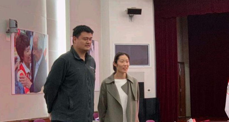 女排和明星合影：1米85不够看，凤凰传奇像小矮人，朱婷小鸟依人