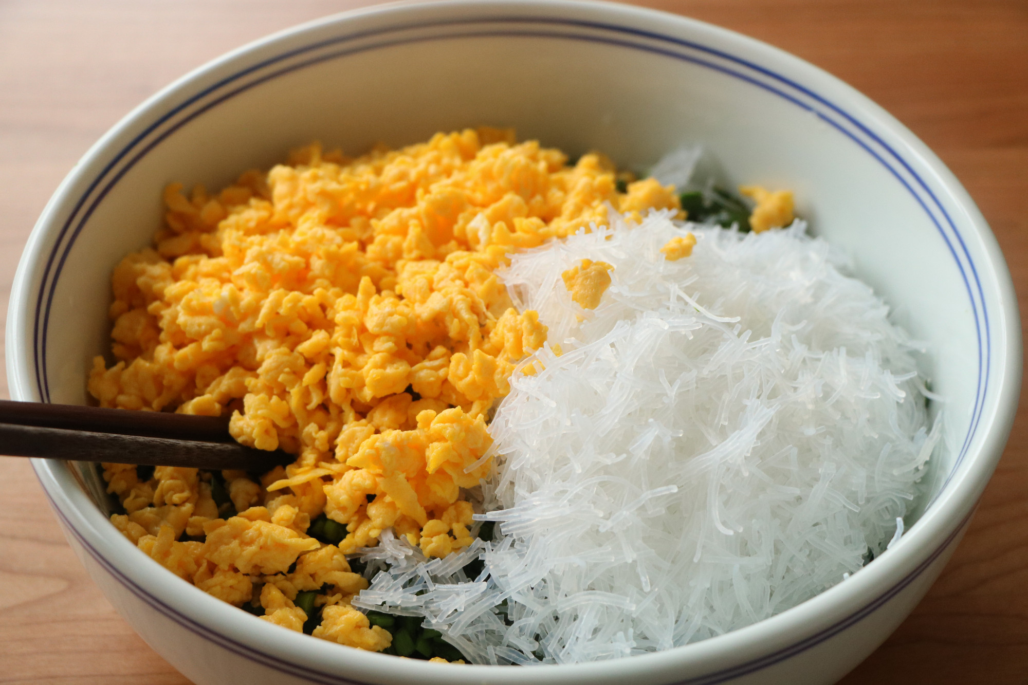 韭菜不做韭菜盒子，試試這樣做，金黃酥脆，滿滿的餡料，太過癮了