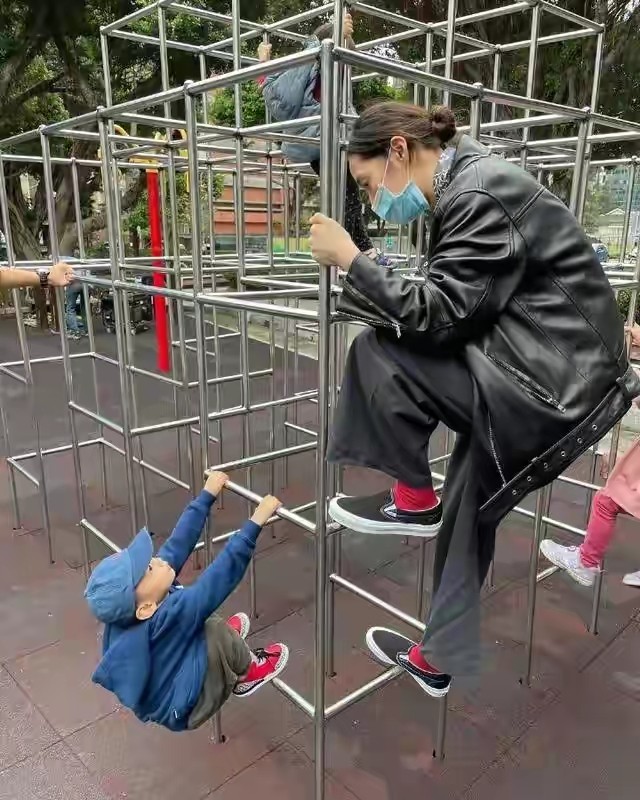 余文樂3歲兒子勇敢與蛇和青蛙接觸，小小年紀顏值高​​，帥氣會把妹