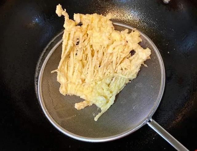 金針菇這樣炸著吃，酥的掉渣，成本不足5塊錢，老公說好像發財樹