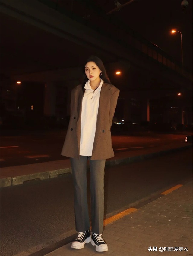 今春火了一种穿法，叫“西装+卫衣”，青春又时尚，小个子也适合