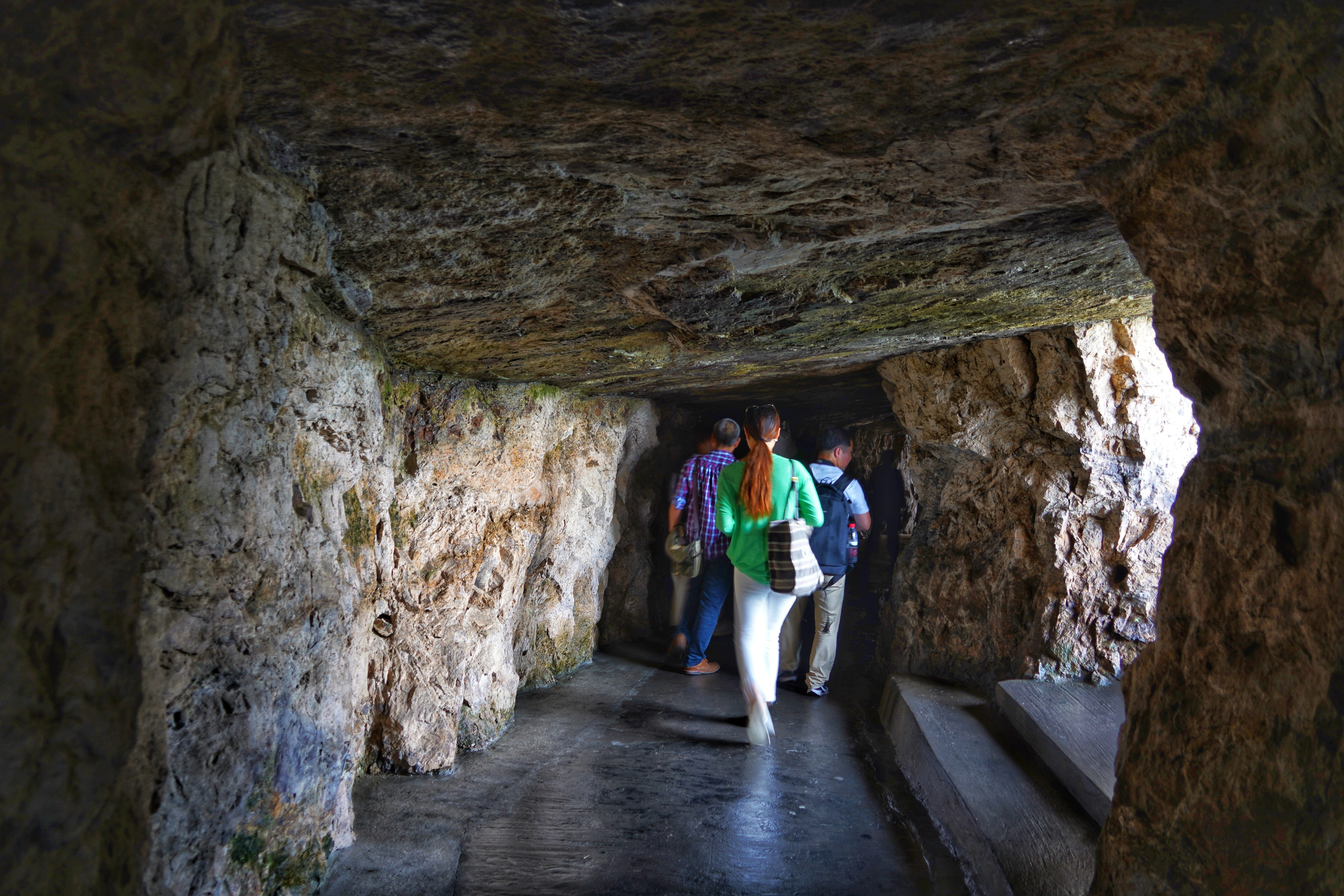 晴天下雨空中悬桥化石岩壁这个方洞记录了雁荡山的亿年历史