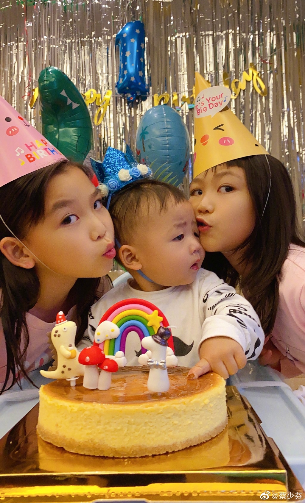 蔡少芬亲儿子叫起床，鱼蛋苦笑和张晋撞脸，被亲哭仍配合做表情