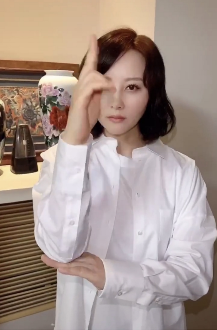 陶红的脸真是个谜，出道32年，但皮肤嫩的好似能