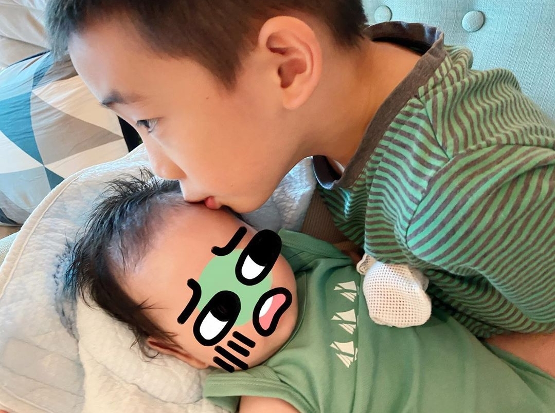 應采兒生二胎畫面曝光，哥哥給弟弟唱歌，HoHo牙牙學語像媽媽