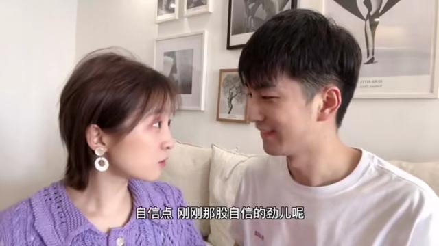 赵琦君给杨凯雯画妆，手法娴熟但效果糟糕，凯雯不气不恼煞是可爱