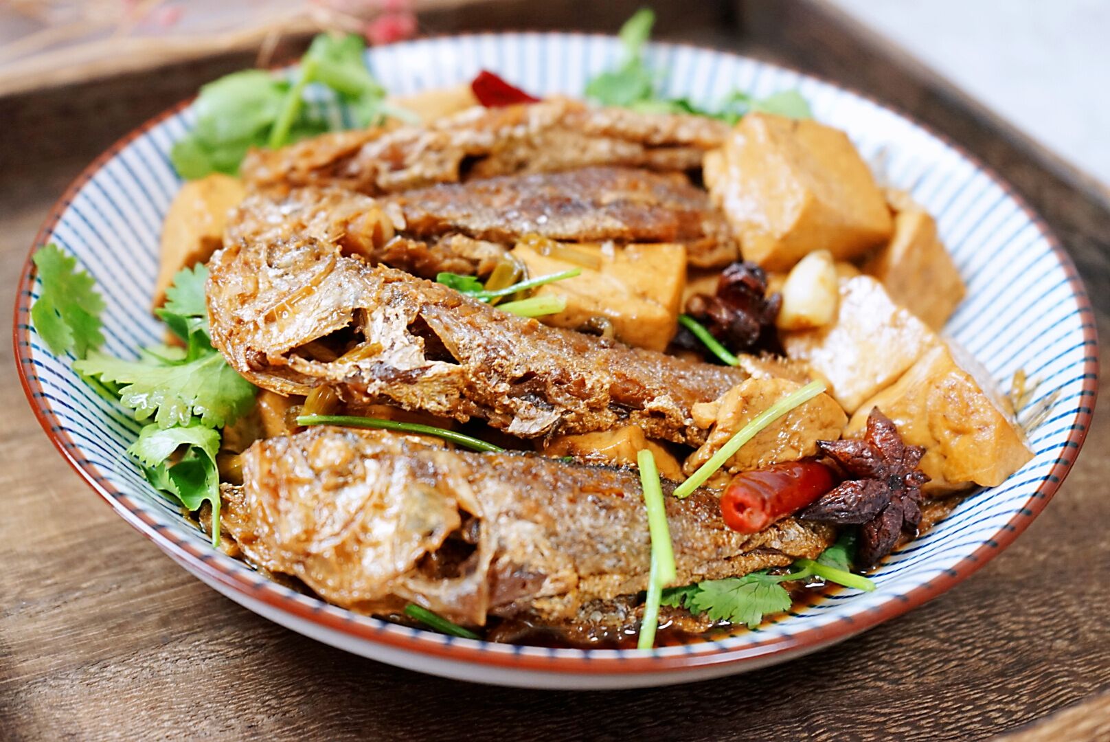 Small yellow croaker stewed with tofu, this way of eating fish bones are crispy, and there is no leftover in the soup after bibimbap, so children can eat it without worry