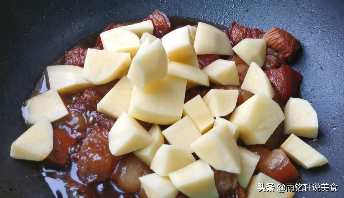 红烧肉炖土豆太美味了，肥肉不腻，入口软糯，一次3斤不够吃