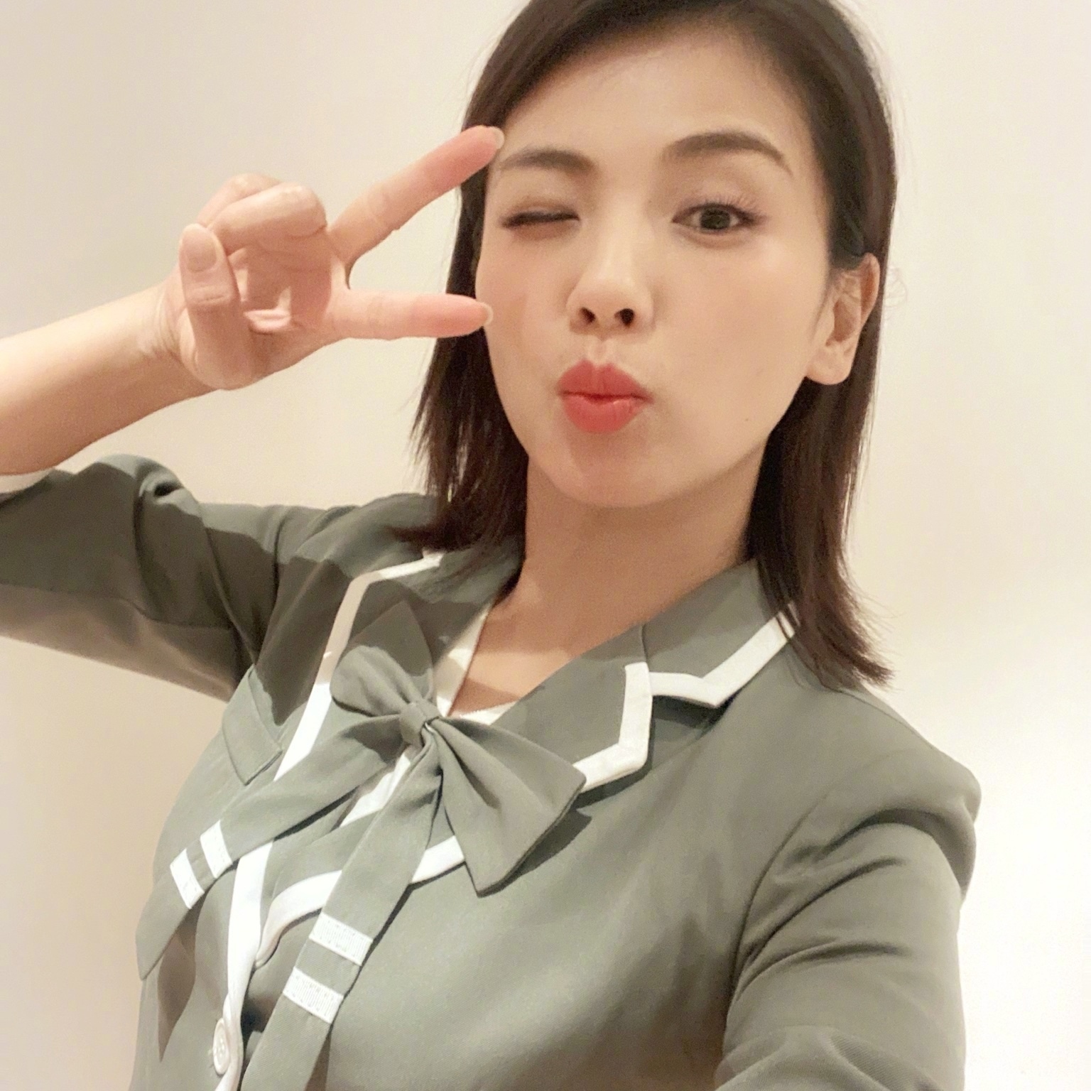 姐姐们对校服不满，宁静刘涛公开吐槽，黄圣依带七箱衣服拍摄