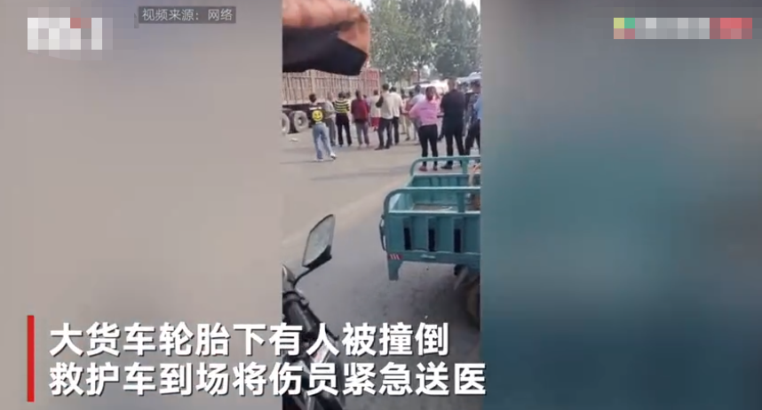 河南许昌幼儿园接送车与货车相撞现场曝光 货车轮胎下有人被撞倒