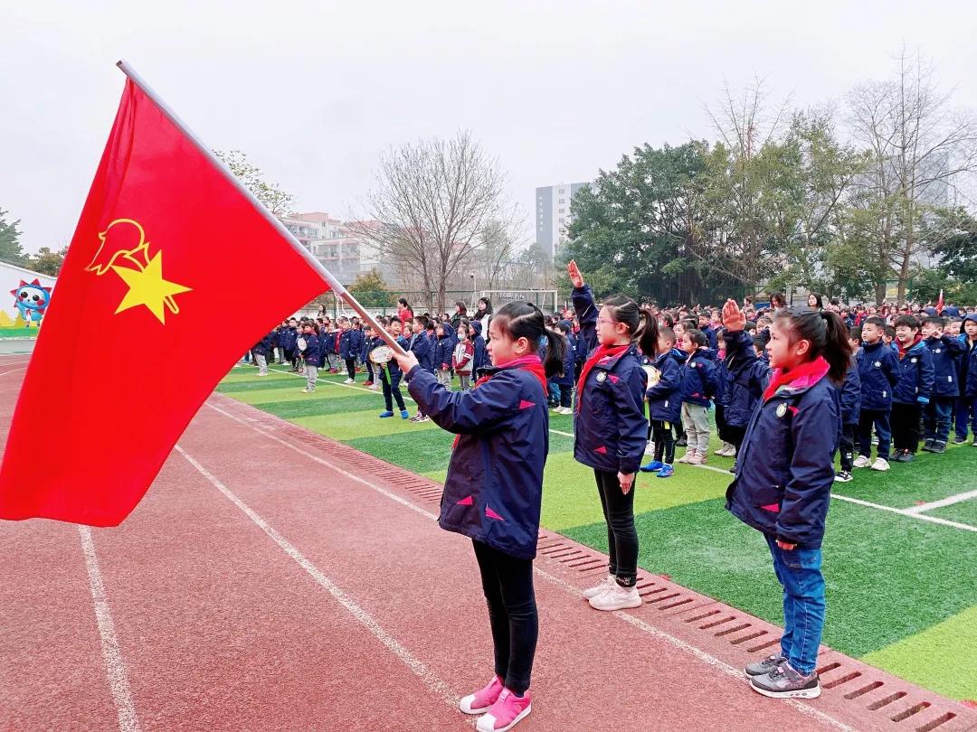 手栽绿色，静待绿荫——华阳中学附属小学国旗下的表演之植树节
