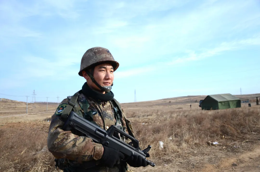 少女酒后跳海轻生，兵哥哥及时出手海中捞人