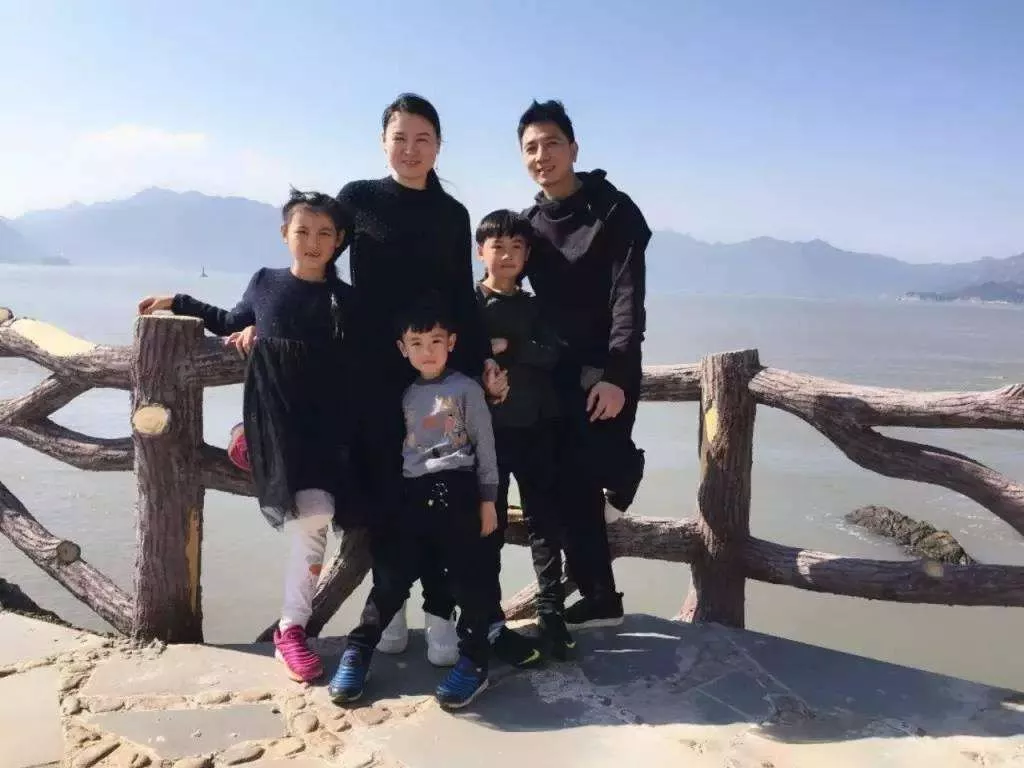3年了：那个豪宅失火失去一家四口的男人回归了