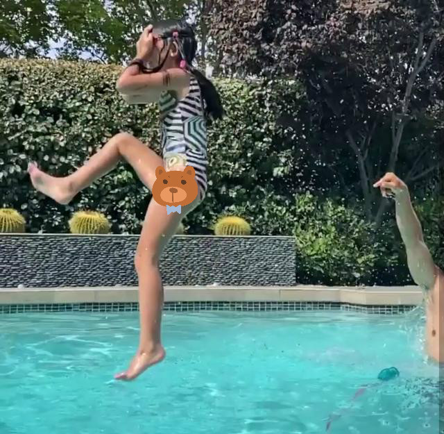 吴彦祖优良基因没浪费！混血女儿美得惊艳，7岁大长腿瞩目似超模