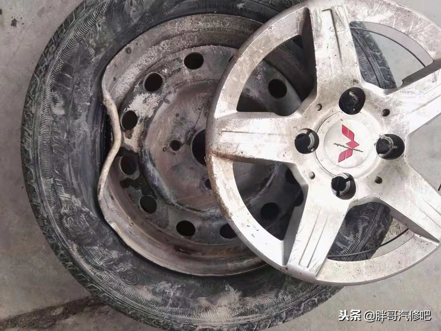 图片[1]_五菱“神车”雨天下坡飘逸走位惨遭排水沟 胖哥讲解二手事故车_5a汽车网