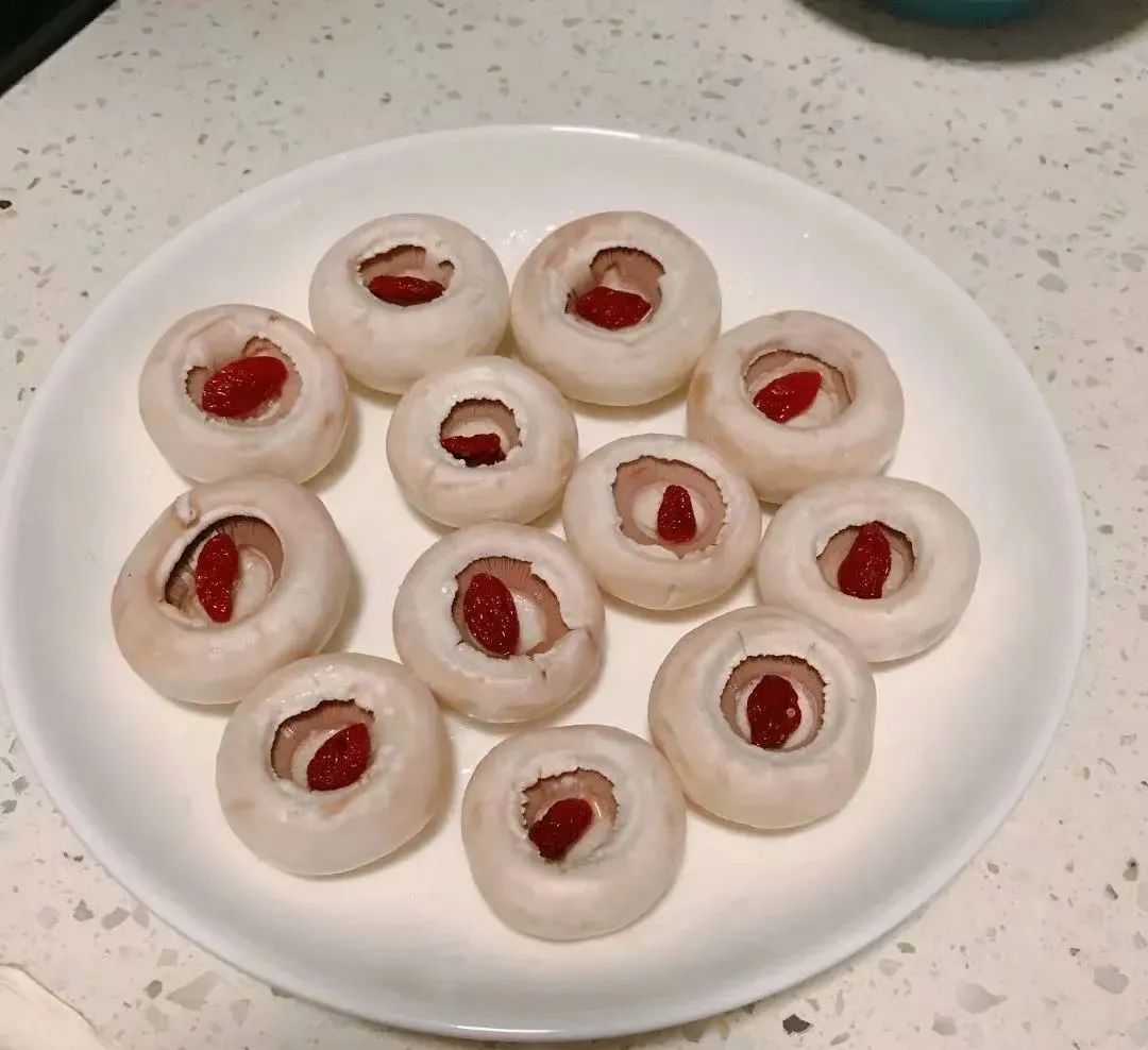 白蘑菇加一物蒸来吃，不加任何调料就是一道美味养生菜