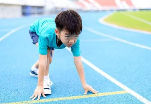 面對膽小的咘咘，賈靜雯用了“小妙招”，讓女兒勇敢自信地走出去