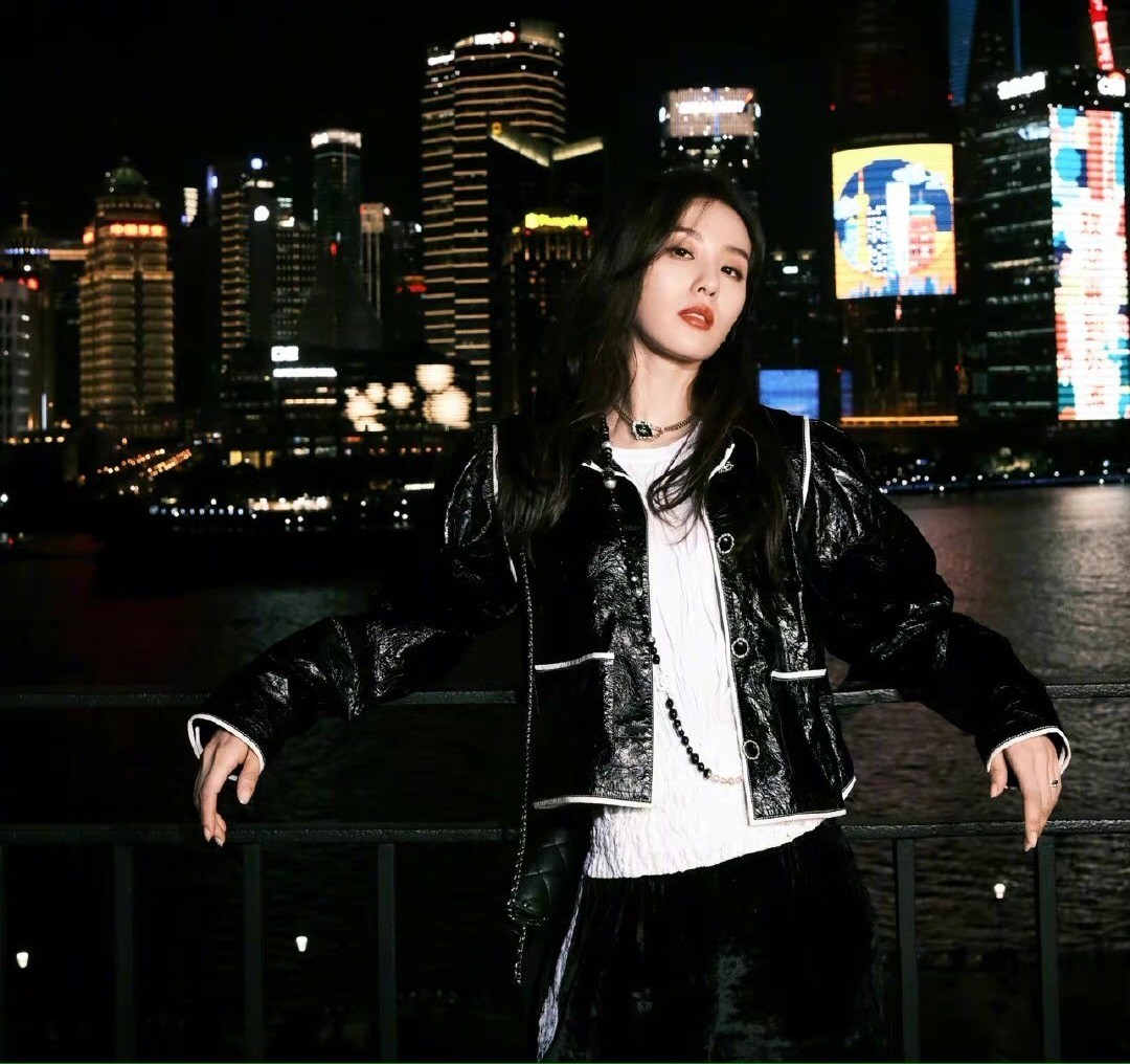 周迅穿香奈儿越来越大胆！优雅套装里穿土味弹力裤，居然都没翻车