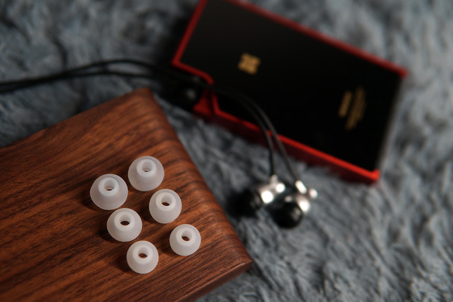 AKG K3003跌下神壇，簡裝小鋼炮HIFIMAN RE800銀能否與之一戰？ - 頭條匯