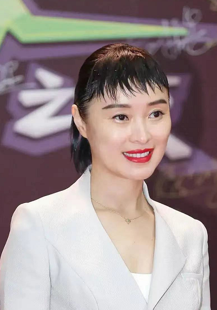 吴越这造型也太放飞自我，狗啃刘海贴头皮，生图下状态也太差