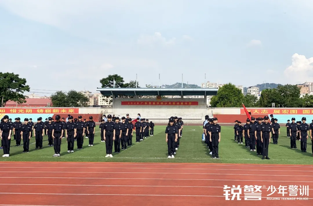 锐警少年警训夏令营：走进警营，撰写独立坚强的新篇章