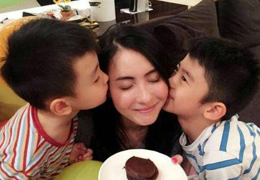 张柏芝小儿子正面照终于曝光，网友：跟谢霆锋太像了吧