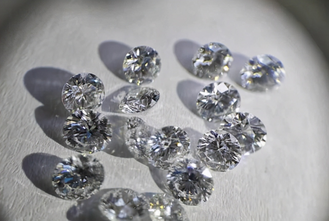 "Manmade diamonds" have appeared, with the same composition and