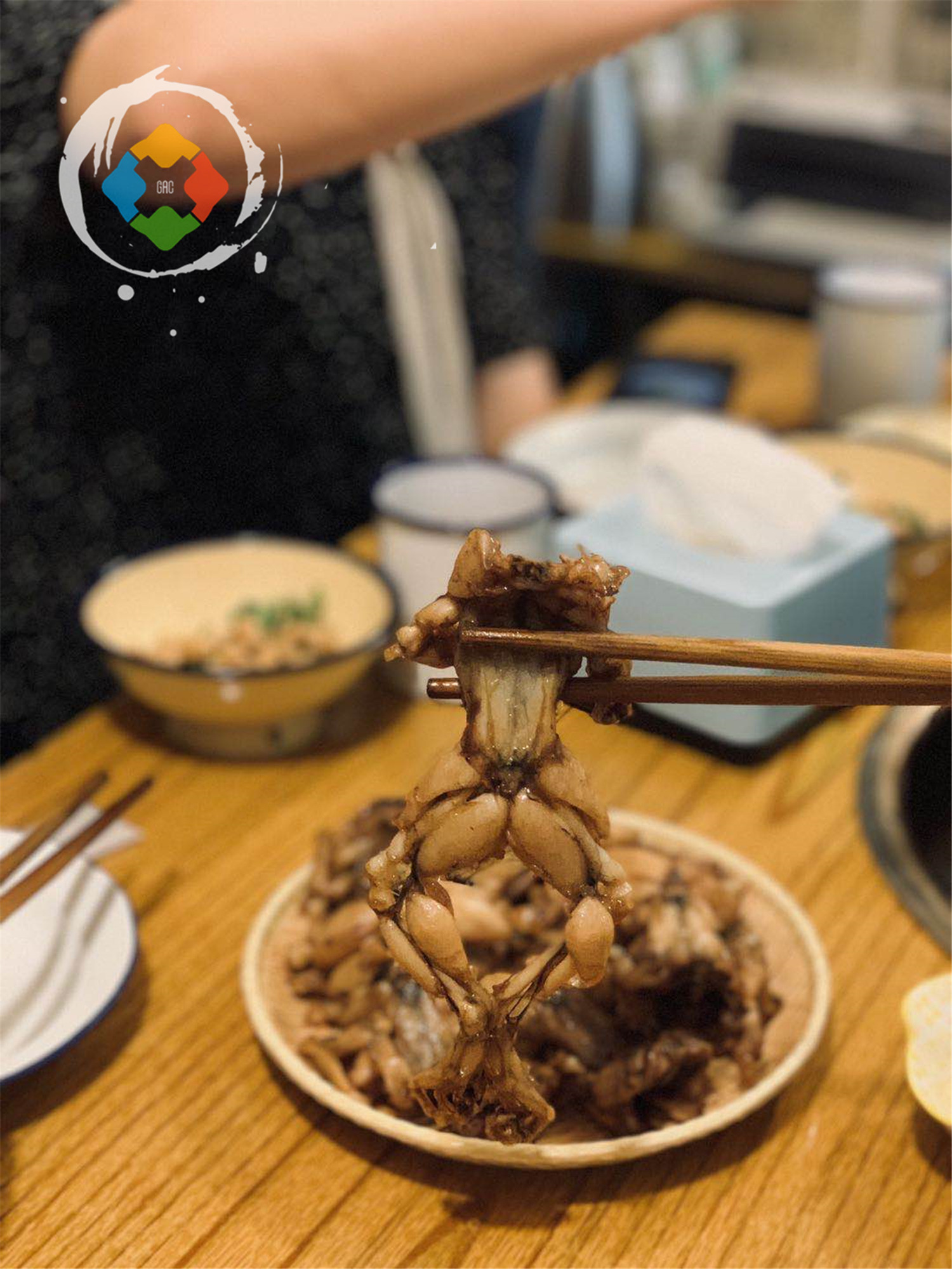 重庆80后和卖鱼的杠上了，店门前打出标语：吃鱼不如吃蛙