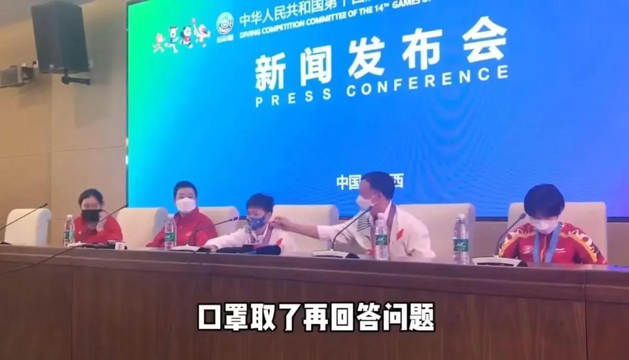 无敌小可爱！全红婵一句话哄堂大笑，何教练低调的回应让人很放心