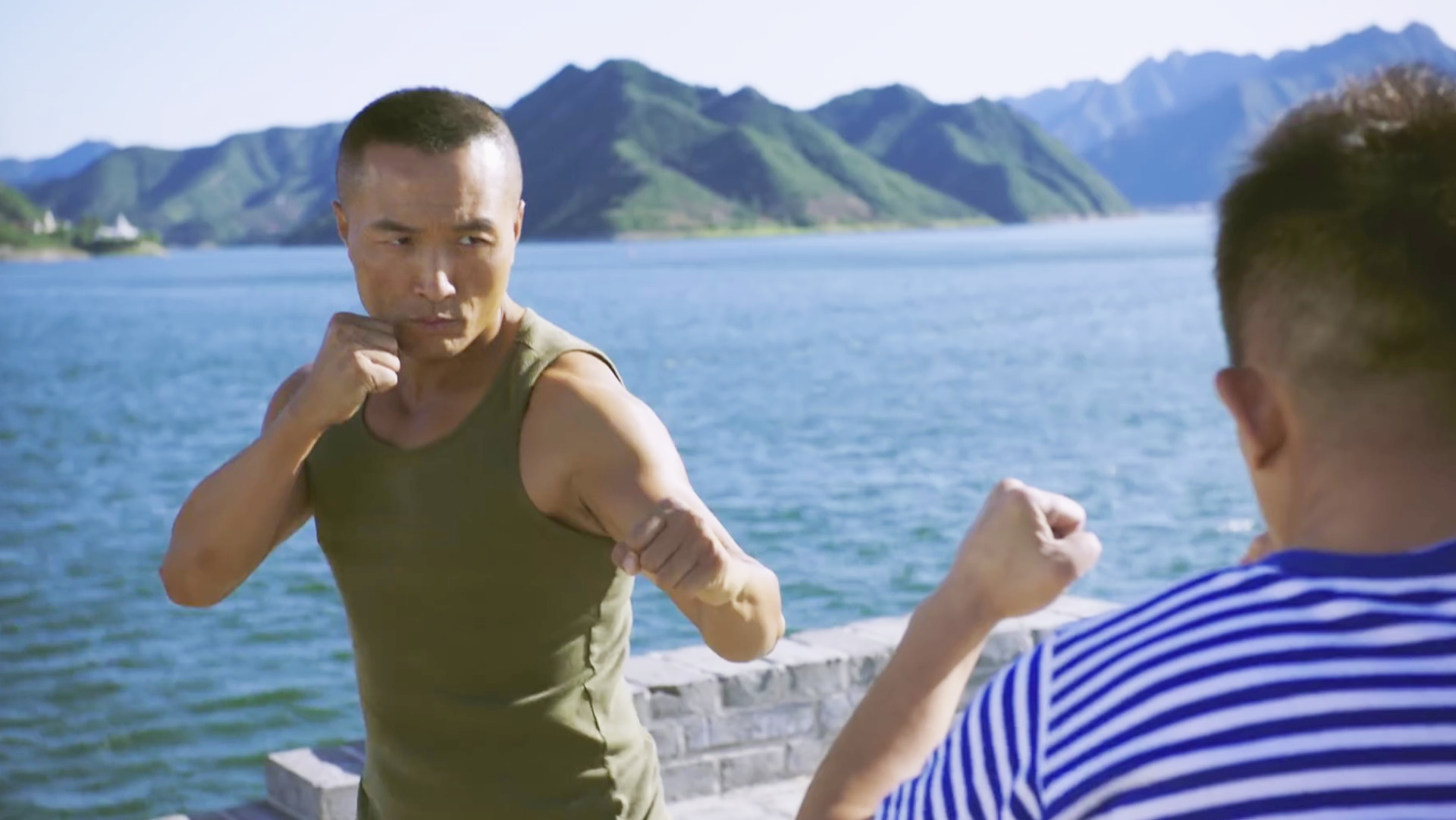 两人同岁曾经演师徒，新剧中徒弟发福显老，师傅反而显年轻