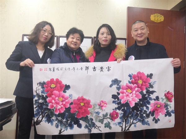 淮安：企业、画院在“志愿者日”携手开展书画赠百姓活动