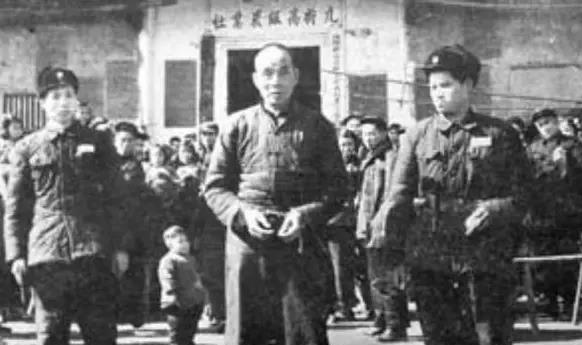 杀害江姐的凶手藏在江西8年，却因骑自行车暴露