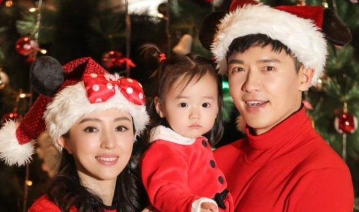 Dong Xuan tomb-sweeping day takes a daughter to plant tree, small dimple of 5 years old grows more beautiful more, work to be like young adult