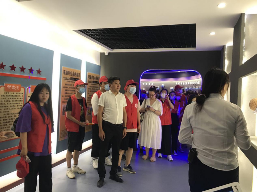 佳木斯建国街道办社康社戒分站组织青年志愿者参观禁毒教育基地