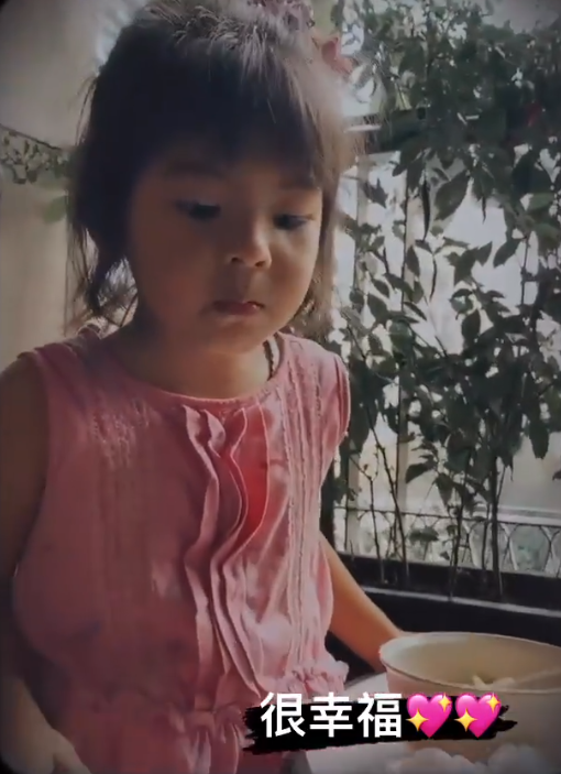 賈靜雯曬女兒假日，波妞穿小裙打扮隆重聽咘咘講故事，直言很幸福