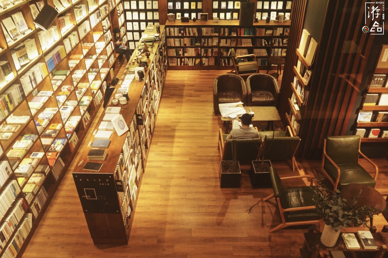 不被人理解的刀锋书酒馆：老板辞去高薪外企工作，独自经营小书店