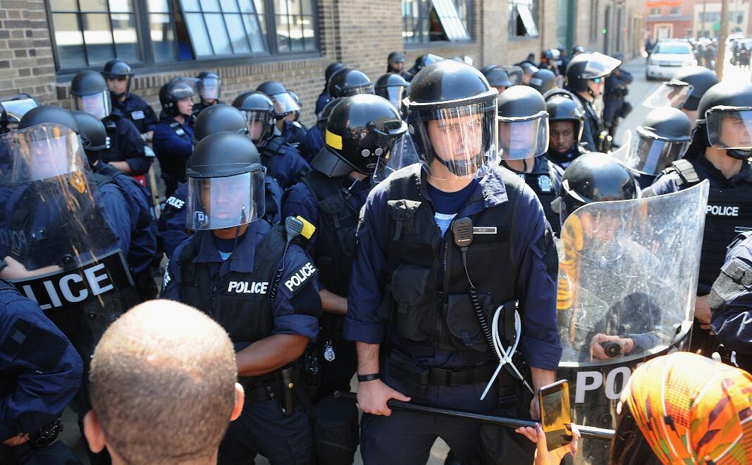 人權大師打人拳，西方媒體齊發炎