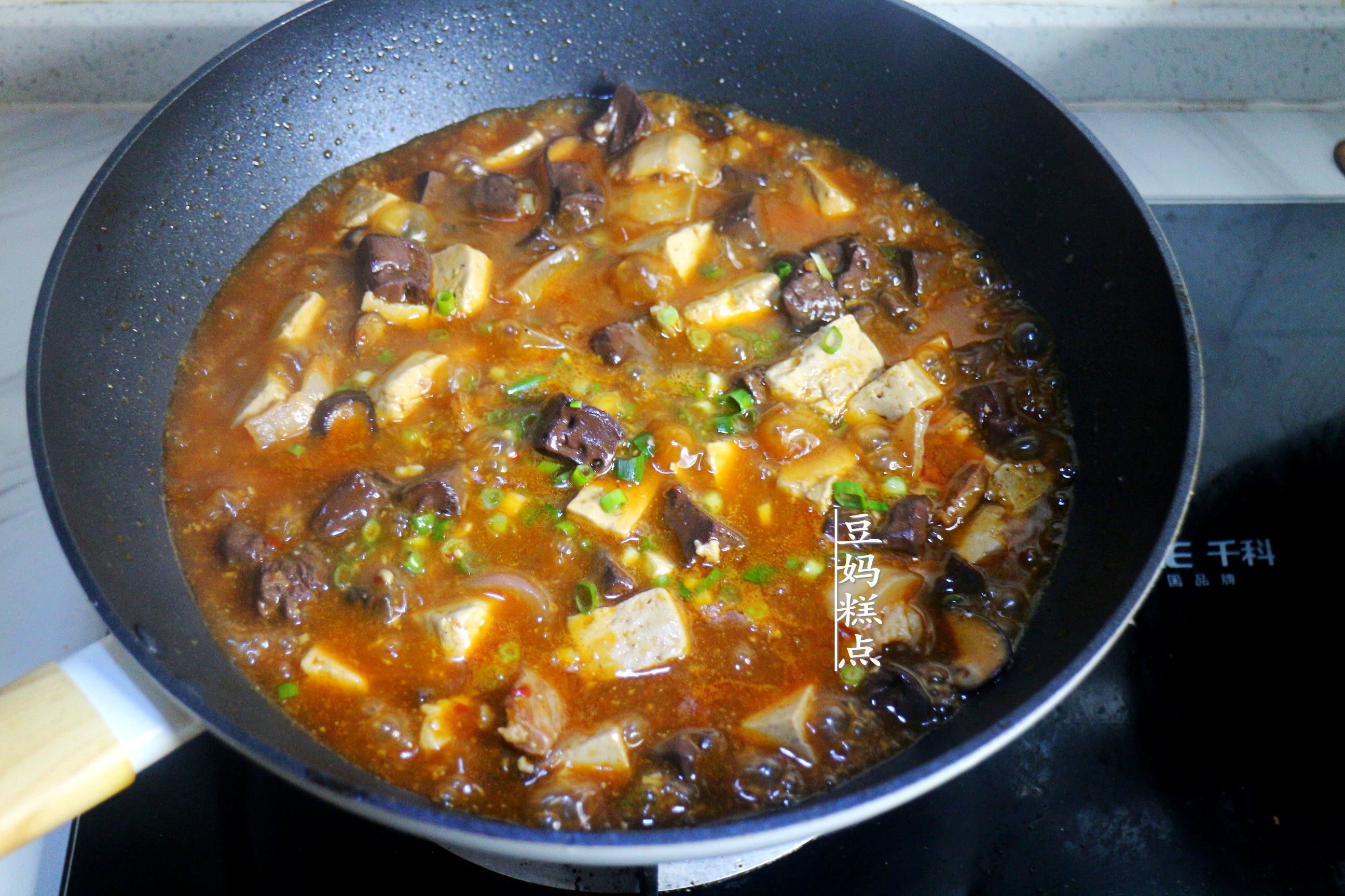 It’s almost the beginning of winter, the tofu is stewed like this, it’s warm and home-cooked, and I love it since childhood.