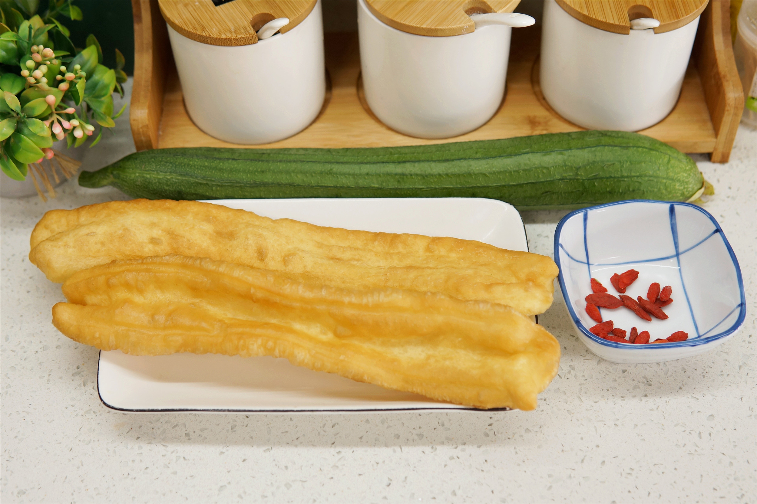 夏天没胃口，用丝瓜和油条巧搭配，想不到的好吃，次次吃不烦