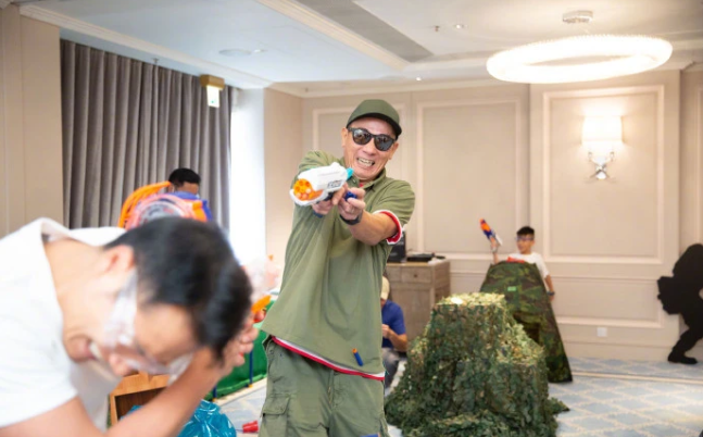 儿子7岁生日，应采儿晒全家福，生二胎后首次露