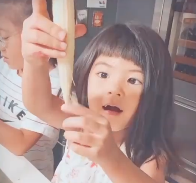 贾静雯两女儿在家洗菜，咘咘蝴蝶结造型养眼，哪知妹妹更抢镜