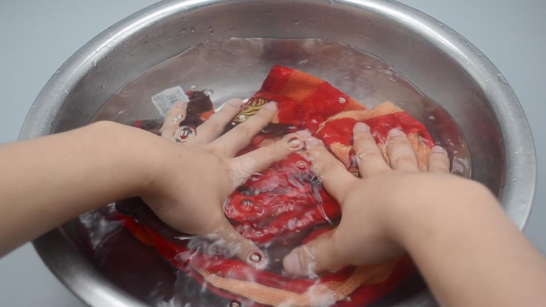 毛巾用久油腻有异味？教你一个清洗技巧，毛巾洗完柔软干净无异味