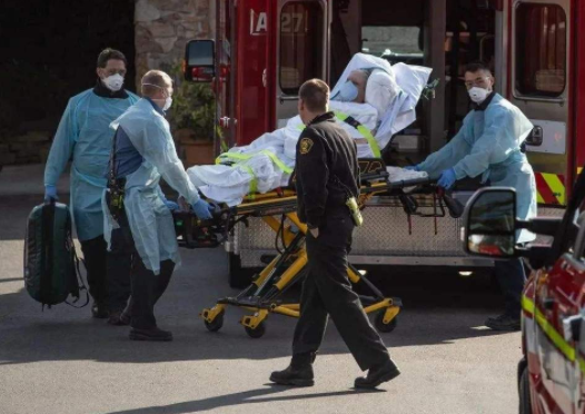 美国民众直接愤怒了！近10万人丧生后，特朗普竟