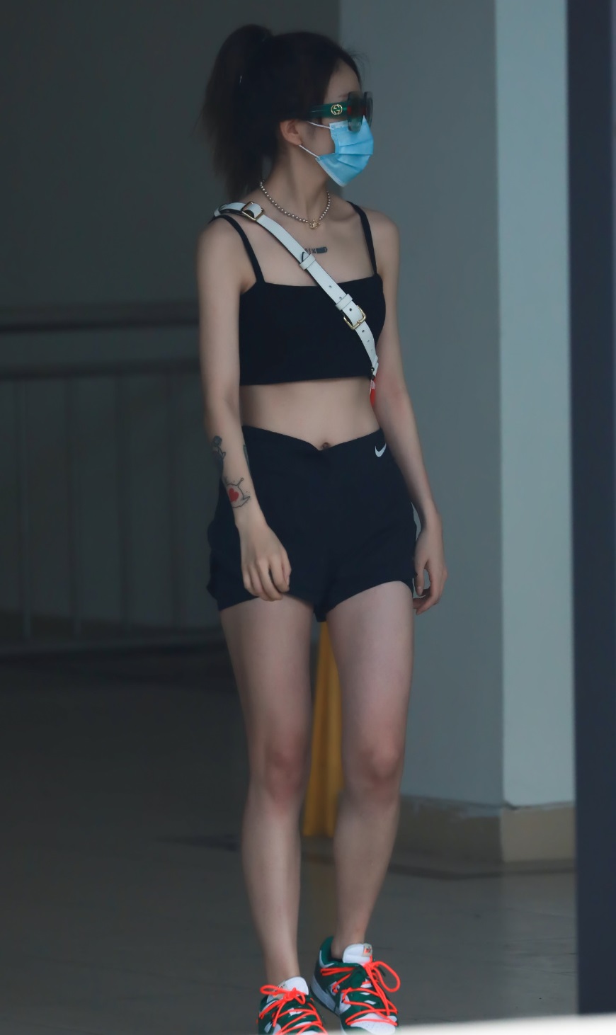 乃万终于敢穿了一回，抹胸背心搭配短裤，这身材爱了爱了