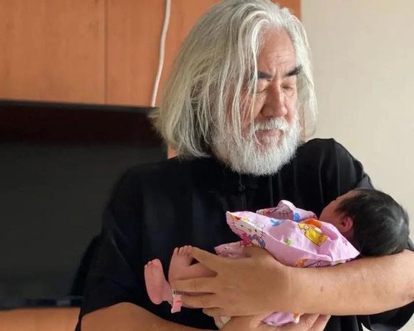 张纪中小31岁娇妻晒照，杜星霖肤白气质佳，小女儿正脸超可爱