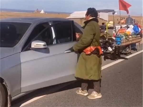 又一网红“假徒步”游川藏线，开着奔驰豪车享