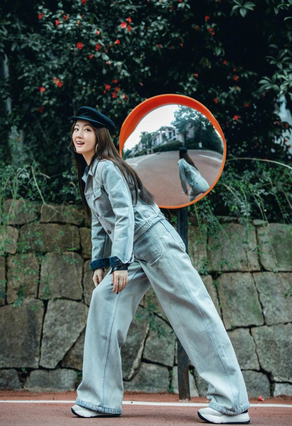 51岁杨钰莹穿牛仔套装亮相，上短下长显高挑，裤