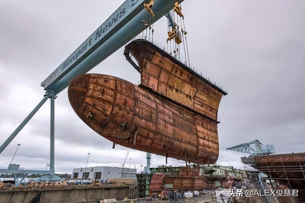 全球最强航母将交付：12万吨75架舰载机，问题和