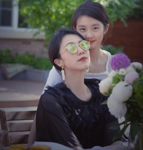 疑黄磊女儿多多同学爆料：皮肤黑没照片美，有